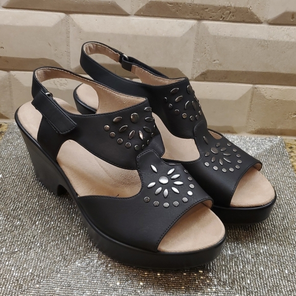 SOLD!!! SOUL by NATURALIZER Sandals - Size 8W - Picture 1 of 10